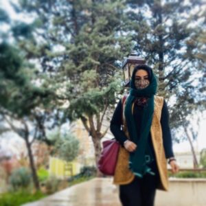 Sara Khoeniha Instagram - درختان دوستان همیشه مهربان کره زمین هستند .....فرهنگ و تربیت زیست محیطی را از کودکی به فرزندانمان بیاموزیم 🙏🏻🌳💚🙏🏻
۱۵ اسفند روز درختکاری گرامیست 
#نهال_بکاریم #روز_درختکاری #نبض_زمین #پیشواز_بهار#سارا_خوئینی_ها#بازیگر#تانر