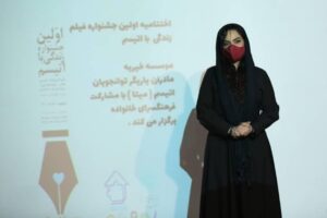 Sara Khoeniha Instagram - مراسم اختتامیه اولین جشنواره فیلم زندگی با اُتیسم که به همت موسسه خیریه میتا (مادران یاریگر توانجویان اُتیسم ) برگزار شد .
باعث افتخار من بود که به دعوت این عزیزان در این مراسم حضور داشته باشم و امیدوارم قدمی هرچند کوچک اما مفید برای کودکان اُتیسم برداریم و باهم اُتیسم را بیشتر به جامعه معرفی کنیم و صدای آن باشیم ،آگاهی بخشی ساده ترین و در عین حال مهم ترین نقطه ی آغاز هر کمک و حمایتی است که میتوانیم در قبال بیماری های خاص داشته باشیم 
به امید شناخت بیشتر و بهتر ما و همیاری و کمک به خانواده های اُتیسم🙏🏻🌱….#دنیای_اُتیسم_متفاوت_است
#اتیسم_را_بشناسیم