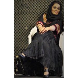 Sara Khoeniha Instagram - یکی از دشواری های ما ندیدن خودمان به گونه ای درست و روشن است ! شاید در شرایط های مختلفی از خودمان توقع استقامت های بیشمار را داشتیم و بارها هم پیروز بودیم اما اگر بخواهیم بدون تبصره به حال این ایام نگاهی بیندازیم ،احتمالا باور میکنیم که این روزهایی که گذشتند و همچنان درگذرند،روزهای سختی هستند ،شاید باید بدون چون و چرا به خودمان و سپس دیگران حق بدهیم که آن شادی حقیقی را گم کرده باشیم 
و راه آن چنان ناهموار شده که همراهی و هم دلی ما برای یکدیگر الزام است ! پیش برویم ،بیشتر از قبل مهر بورزیم و همچنان به خودمان و دیگران اجازه ی این را بدهیم که گاهی سخت ناامید باشیم اما پیش برویم حتی خسته تر 🙏🏻💚
سارا خویینی ها ۱۴ اسفند ماه ۱۳۹۹