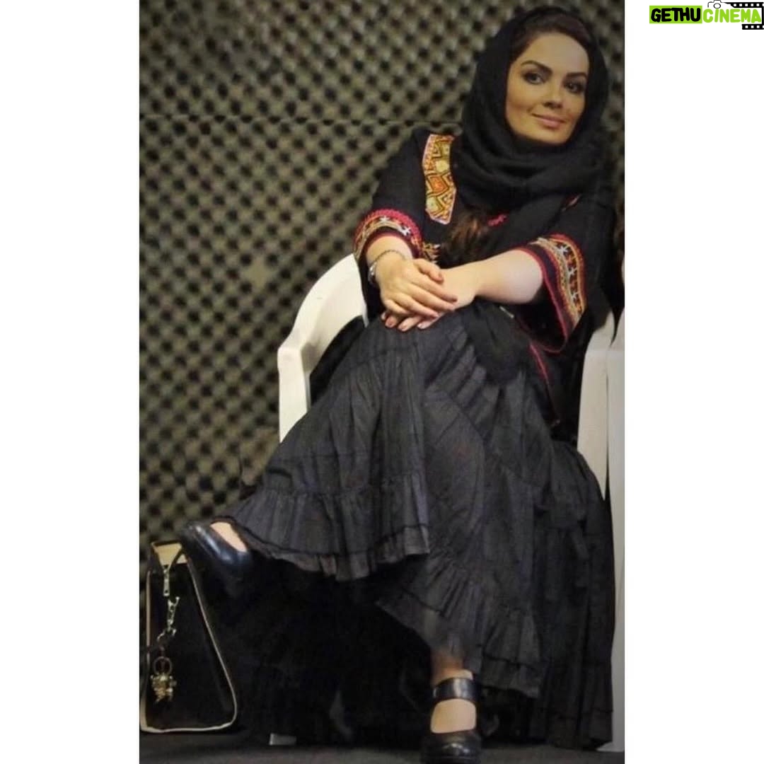 Sara Khoeniha - 19K Likes - یکی از دشواری های ما ندیدن خودمان به گونه ای درست و روشن است ! شاید در شرایط های مختلفی از خودمان توقع استقامت های بیشمار را داشتیم و بارها هم پیروز بودیم اما اگر بخواهیم بدون تبصره به حال این ایام نگاهی بیندازیم ،احتمالا باور میکنیم که این روزهایی که گذشتند و همچنان درگذرند،روزهای سختی هستند ،شاید باید بدون چون و چرا به خودمان و سپس دیگران حق بدهیم که آن شادی حقیقی را گم کرده باشیم 
و راه آن چنان ناهموار شده که همراهی و هم دلی ما برای یکدیگر الزام است ! پیش برویم ،بیشتر از قبل مهر بورزیم و همچنان به خودمان و دیگران اجازه ی این را بدهیم که گاهی سخت ناامید باشیم اما پیش برویم حتی خسته تر 🙏🏻💚
سارا خویینی ها ۱۴ اسفند ماه ۱۳۹۹
