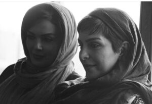 Sara Khoeniha Instagram - همین الان خبری شنیدم که شوک بزرگی به من وارد کرد ....همکارمان ماهچهره خلیلی هم از بین ما رفت ! فقط میتونم بگم خداوند صبری عظیم به ما بده تا با این همه ناگوارات تلخ سر کنیم و طاقت بیاریم ! امان از این روزگار ،امان....تسلیت به خانواده ،همسر و فرزندش ...😔🙏🏻💔