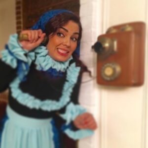 Sara Khoeniha Instagram - سالی که بالاخره در حال تمام شدن است 
بار سنگینی برای تمام ما بود و همچنان هست ....اما به راستی مردمانی هستیم که با دلخوشی های ساده خوشحال میشویم ! از غم یکدیگر قلبمان به درد می آید و از شادی دیگری مسرور میشویم 
قدر خوبی های ما را بدانید!......به راستی مردمان شریف و صبور و مهربانی هستیم .
🙏🏻💛
عکس از روزهای تئاتر مهمان سرای دو دنیا 
#سارا_خوئینی_ها 
#سارا_خویینی_ها 
#نمایش 
#تئاتر#سارا