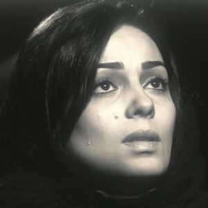 Sara Khoeniha Instagram - چه گویمت که سوز درون چه میبینم 

ز اشک پرس حکایت که من نیم غمّاز 

یک سال شد که پدرم در کنارم نیست ولی در قلبم تا همیشه ماندگار است …🙏🏻♥️