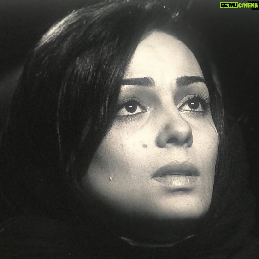 Sara Khoeniha - 22.2K Likes - چه گویمت که سوز درون چه میبینم 

ز اشک پرس حکایت که من نیم غمّاز 

یک سال شد که پدرم در کنارم نیست ولی در قلبم تا همیشه ماندگار است …🙏🏻♥️