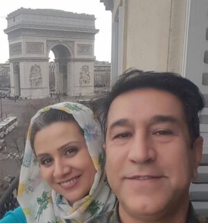 Sara Khoeniha Instagram - دلم میخواست عکس های بیشتری بگذارم ،از روزهای اولین همکاری در سریال سفر سبز که ۱۸ سال از ساخت اون میگذره تا لحظه های خوبی که کنارتون در کارهای بعدی داشتم ! تا خاطرات رو مرور کنم و به نیکی از شما یاد کنم که به واقع مردی شریف و انسانی بی ریا و ناب بودین ....اما واقعا چنین آدم هایی فراموش شدنی نیستند و شاید نیازی به عکس هم نباشد که یادشان همیشه در ذهن و قلب ماست .اقای مجید اوجی نازنین یکی از معدود تهیه کنندگان سینما و تلویزیون بودند که با شرافت ،وجدان و عشق کارشون رو انجام میدادند و این رسالت در کنار خانم سام تکمیل شده بود و این زوج رو تکرار نشدنی کرده بود ! خانم سام عزیزم از خدا براتون صبر آرزو میکنم و به شما و فریال عزیز تسلیت میگم شریک غمتون هستم 🙏🏻 کاش همه ی ما مثل ایشون جوری زندگی کنیم که وقتی دیگر نیستیم جهان دلتنگمان شود و خاطرات خوبی هایمان فراوان باشند .
