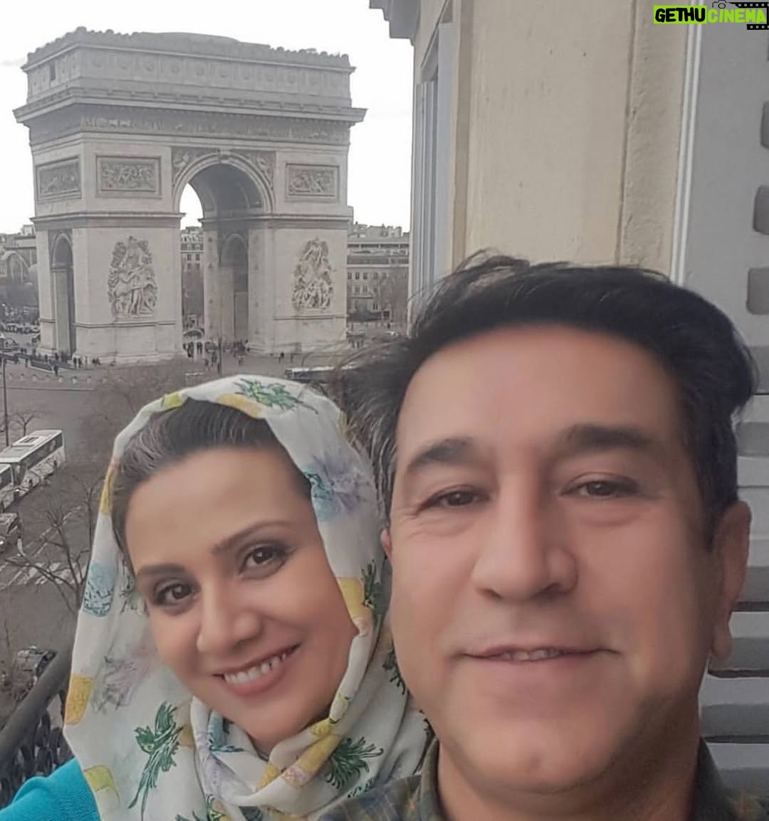 Sara Khoeniha - 17.9K Likes - دلم میخواست عکس های بیشتری بگذارم ،از روزهای اولین همکاری در سریال سفر سبز که ۱۸ سال از ساخت اون میگذره تا لحظه های خوبی که کنارتون در کارهای بعدی داشتم ! تا خاطرات رو مرور کنم و به نیکی از شما یاد کنم که به واقع مردی شریف و انسانی بی ریا و ناب بودین ....اما واقعا چنین آدم هایی فراموش شدنی نیستند و شاید نیازی به عکس هم نباشد که یادشان همیشه در ذهن و قلب ماست .اقای مجید اوجی نازنین یکی از معدود تهیه کنندگان سینما و تلویزیون بودند که با شرافت ،وجدان و عشق کارشون رو انجام میدادند و این رسالت در کنار خانم سام تکمیل شده بود و این زوج رو تکرار نشدنی کرده بود ! خانم سام عزیزم از خدا براتون صبر آرزو میکنم و به شما و فریال عزیز تسلیت میگم شریک غمتون هستم 🙏🏻 کاش همه ی ما مثل ایشون جوری زندگی کنیم که وقتی دیگر نیستیم جهان دلتنگمان شود و خاطرات خوبی هایمان فراوان باشند .