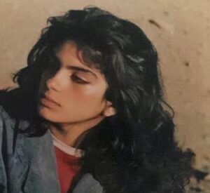 Sara Khoeniha Instagram - چو هست این دیر خاکی سست بنیاد 
به باده اش داد باید زود بر باد 
ز فردا و ز دی کس را نشان نیست 
که رفت آن از میان وین در میان نیست 
یک امروز است مارا نقد ایام 
بر او هم اعتمادی نیست تا شام 
بیا تا یک دهن پرخنده داریم 
به می جان و جهان را زنده داریم 
به ترک خواب می‌یابد شبی گفت 
که زیر خاک می باید بسی خفت
نظامی گنجوی 
عکسی از روزهای نوجوانی ام رو با شما تقسیم میکنم که یاد ایام چه خوب و چه بد همیشه برایم خوش است ،روزتون پر از شادمانی ♥️🙏🏻🍀
#سارا_خوئینی_ها 
#سارا_خویینیها
#پانزده_سالگی