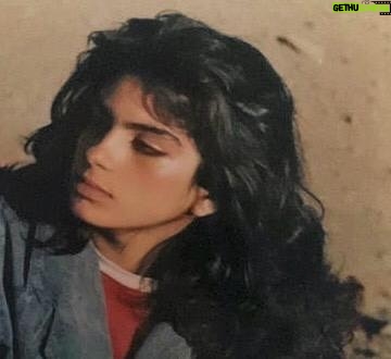 Sara Khoeniha - 30.3K Likes - چو هست این دیر خاکی سست بنیاد 
به باده اش داد باید زود بر باد 
ز فردا و ز دی کس را نشان نیست 
که رفت آن از میان وین در میان نیست 
یک امروز است مارا نقد ایام 
بر او هم اعتمادی نیست تا شام 
بیا تا یک دهن پرخنده داریم 
به می جان و جهان را زنده داریم 
به ترک خواب می‌یابد شبی گفت 
که زیر خاک می باید بسی خفت
نظامی گنجوی 
عکسی از روزهای نوجوانی ام رو با شما تقسیم میکنم که یاد ایام چه خوب و چه بد همیشه برایم خوش است ،روزتون پر از شادمانی ♥️🙏🏻🍀
#سارا_خوئینی_ها 
#سارا_خویینیها
#پانزده_سالگی
