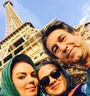 Sara Khoeniha Instagram - دلم میخواست عکس های بیشتری بگذارم ،از روزهای اولین همکاری در سریال سفر سبز که ۱۸ سال از ساخت اون میگذره تا لحظه های خوبی که کنارتون در کارهای بعدی داشتم ! تا خاطرات رو مرور کنم و به نیکی از شما یاد کنم که به واقع مردی شریف و انسانی بی ریا و ناب بودین ....اما واقعا چنین آدم هایی فراموش شدنی نیستند و شاید نیازی به عکس هم نباشد که یادشان همیشه در ذهن و قلب ماست .اقای مجید اوجی نازنین یکی از معدود تهیه کنندگان سینما و تلویزیون بودند که با شرافت ،وجدان و عشق کارشون رو انجام میدادند و این رسالت در کنار خانم سام تکمیل شده بود و این زوج رو تکرار نشدنی کرده بود ! خانم سام عزیزم از خدا براتون صبر آرزو میکنم و به شما و فریال عزیز تسلیت میگم شریک غمتون هستم 🙏🏻 کاش همه ی ما مثل ایشون جوری زندگی کنیم که وقتی دیگر نیستیم جهان دلتنگمان شود و خاطرات خوبی هایمان فراوان باشند .