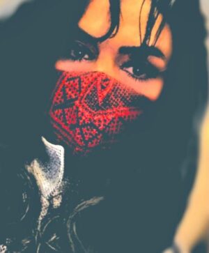Sara Khoeniha Instagram - روز جهانی زن مبارک بر تمام زنانی که با محدودیت و سرکوب جامعه یا خانواده زندگی میکنند و به سختی رشد میکنند ! مبارک بر تمام زنانی که سرپرست خانواده هاشون هستند و اگرچه شرافتمندانه زیستن را برایشان سخت میکنند اما  کم نمیاورند و ادامه می‌دهند .مبارک بر زنانی که مورد آزارهای جسمی ،جنسی و کلامی قرار گرفته اند و همچنان محکم به زندگی ادامه می‌دهند . مبارک بر زنانی که برای مادر بودن خودشان را سالهاست زیر پا گذاشته اند .مبارک بر تمام زن های با استعدادی که میدانند شاید هرگز فرصت شکوفایی نداشته باشند .مبارک بر تمام زن های دنیا و زن های میهن من که زن بودن را با تمام سختی هایش زیبا کرده اند ! 
سارا خوئینی ها 🙏🏻🌷♥️
#روز_جهانی_زن #هشت_مارس 
#internationalwomensday #8march#sara#khoiniha#sara