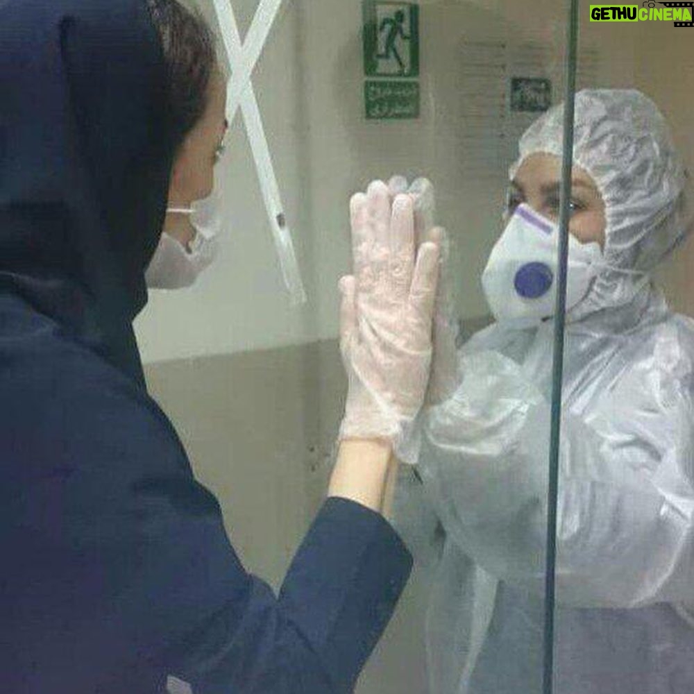 Sara Khoeniha - 20.9K Likes - اگرچه همه ی ما این روزها خسته و دلتنگ و نگران و ...هستیم و البته که افراد زیادی هستند که غیر از پزشکان و پرستاران و کادر درمانی بیمارستان ها به اجبار و بخاطر سرویس دهی به مردم همچنان در محل کارهایشان حضور دارند و حتی تعطیلات نوروزی هم نداشتند ! 
اما 
باز هم حال و احوالات کادر درمان چیز دیگریست ! از پزشکان گرفته تا نگهبان بیمارستان ها و عزیزانی که مسئول نظافت هستند همه و همه چندین برابر همه ی ما استرس و نگرانی و خستگی و دوری و دلتنگی از عزیزانشان را به جان میخرند ! 
امروز ۱۶ ام فروردین است و تعطیلات رسمی به پایان رسیده ،حالا که همچنان خیلی از مردم مجبورند باز هم بیرون از خانه باشند و برای من و شما زحمت بکشند ،حالا که خیلی ها توان مالی کافی برای خانه نشین شدن را ندارند و حالا که تا اینجای داستان را پشت به پشت هم ایستادیم از اینجا به بعد هم ادامه دهیم ! اگر تنها کاری که از ما برمیاید خانه ماندن است ،حتما #در_خانه_بمانیم و سایر کمک ها را مثل خرید لوازم مورد نیاز بهداشتی برای بیمارستان ها یا تقبل کردن هزینه های یک خانواده ی نیازمند و بیکار و یا نگرفتن اجاره از مستاجر و هزاران راه دیگر هر کدام بدون توقع از دیگری و فکر اینکه بقیه وظیفه دارند و ما نداریم ،انجام دهیم .خوب میدانیم از ما چه کاری ساخته است پس دست در دست هم دهیم به مهر و باور کنیم که همگی سهیم هستیم 🙏🏻♥️🙏🏻
#همچنان_درخانه_میمانیم 
#از_هر_کمکی_دریغ_نمیکنیم
#پزشکان_پرستاران_متشکریم 
#بهیاران_همپای_پرستاران 
#کرونا 
#کرونا_ایران 
#قوی_بمانیم