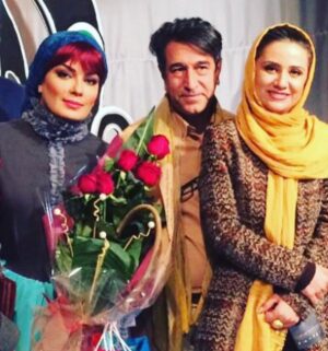 Sara Khoeniha Instagram - دلم میخواست عکس های بیشتری بگذارم ،از روزهای اولین همکاری در سریال سفر سبز که ۱۸ سال از ساخت اون میگذره تا لحظه های خوبی که کنارتون در کارهای بعدی داشتم ! تا خاطرات رو مرور کنم و به نیکی از شما یاد کنم که به واقع مردی شریف و انسانی بی ریا و ناب بودین ....اما واقعا چنین آدم هایی فراموش شدنی نیستند و شاید نیازی به عکس هم نباشد که یادشان همیشه در ذهن و قلب ماست .اقای مجید اوجی نازنین یکی از معدود تهیه کنندگان سینما و تلویزیون بودند که با شرافت ،وجدان و عشق کارشون رو انجام میدادند و این رسالت در کنار خانم سام تکمیل شده بود و این زوج رو تکرار نشدنی کرده بود ! خانم سام عزیزم از خدا براتون صبر آرزو میکنم و به شما و فریال عزیز تسلیت میگم شریک غمتون هستم 🙏🏻 کاش همه ی ما مثل ایشون جوری زندگی کنیم که وقتی دیگر نیستیم جهان دلتنگمان شود و خاطرات خوبی هایمان فراوان باشند .