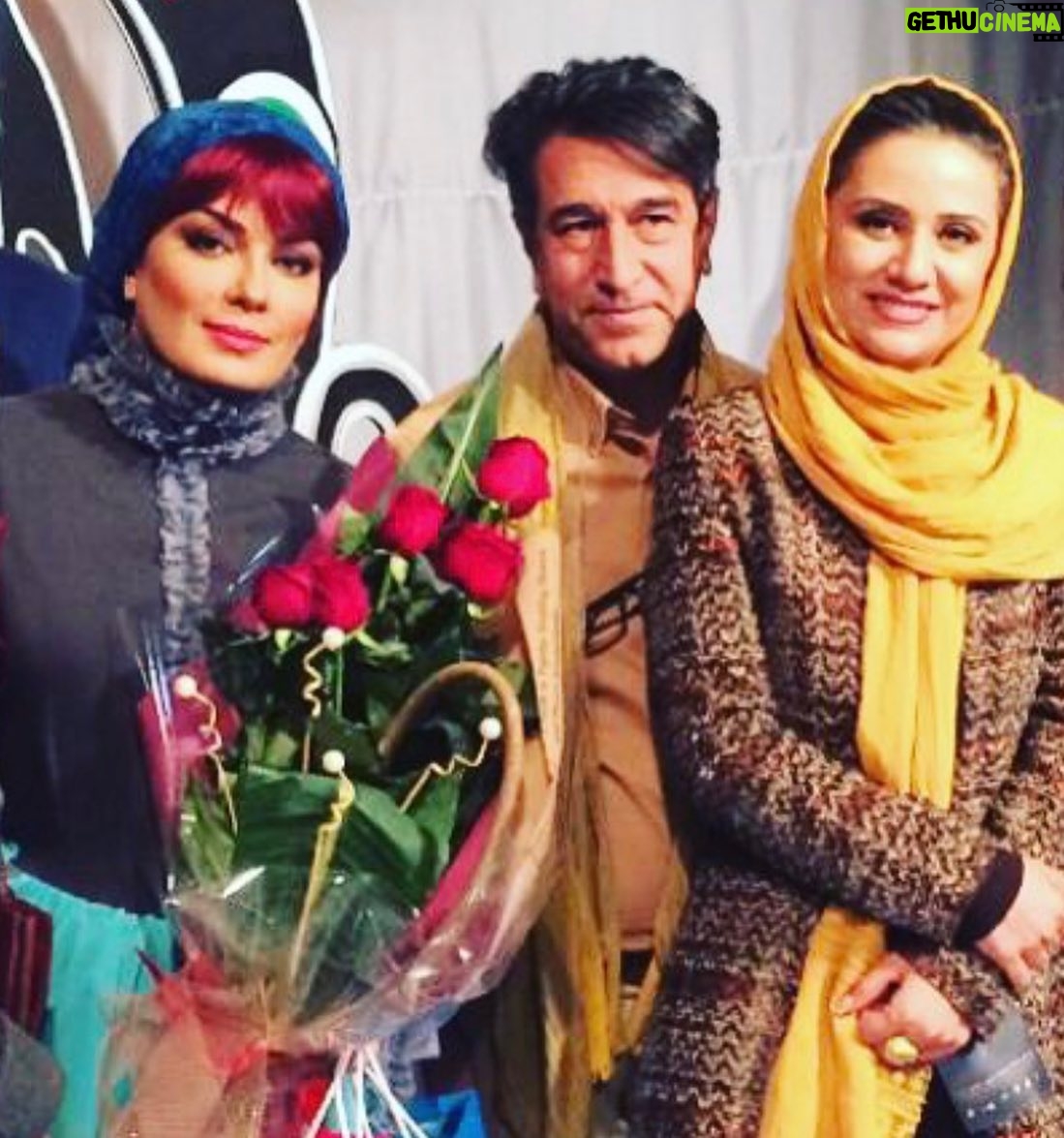 Sara Khoeniha - 17.9K Likes - دلم میخواست عکس های بیشتری بگذارم ،از روزهای اولین همکاری در سریال سفر سبز که ۱۸ سال از ساخت اون میگذره تا لحظه های خوبی که کنارتون در کارهای بعدی داشتم ! تا خاطرات رو مرور کنم و به نیکی از شما یاد کنم که به واقع مردی شریف و انسانی بی ریا و ناب بودین ....اما واقعا چنین آدم هایی فراموش شدنی نیستند و شاید نیازی به عکس هم نباشد که یادشان همیشه در ذهن و قلب ماست .اقای مجید اوجی نازنین یکی از معدود تهیه کنندگان سینما و تلویزیون بودند که با شرافت ،وجدان و عشق کارشون رو انجام میدادند و این رسالت در کنار خانم سام تکمیل شده بود و این زوج رو تکرار نشدنی کرده بود ! خانم سام عزیزم از خدا براتون صبر آرزو میکنم و به شما و فریال عزیز تسلیت میگم شریک غمتون هستم 🙏🏻 کاش همه ی ما مثل ایشون جوری زندگی کنیم که وقتی دیگر نیستیم جهان دلتنگمان شود و خاطرات خوبی هایمان فراوان باشند .