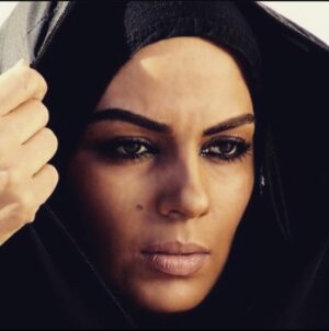 Sara Khoeniha Instagram - «شوشتر در همه این سرزمین، خوشتر، استوارتر و مهم‌تر از آن شهری نباشد. نهر به دور آن می‌چرخد نخلستان و باغها آن را فرا گرفته‌اند. بافندگان ماهر پنبه و دیبا در آن بسیارند از همه شهرها برتر است، اضداد را در خود جمع و در نزد جهانیان شهرت دارد؛ و درباره‌اش گفته‌اند آن همچون بهشتی است. باغهایش پر از ترنج و انار خوب و خرما می‌باشد. بهشت خوزستان است دیبای آن را به مصر وشام می‌برند، مردمش با خوشی عمر می‌گذرانند.»
بخشی از کتابی که محمد بن احمد مقدسی (جهانگردی از بیت المقدس ) در سفرش به #خوزستان به نگارش درآورده !!!
امروز ما از زبان خوزستان بنویسیم :
#خوزستان_آب_ندارد #خوزستان_تنها_نیست 
#درد_خوزستان_درد_همه_ایران_است
#به_مطالبات_مردم_گوش_بدهید