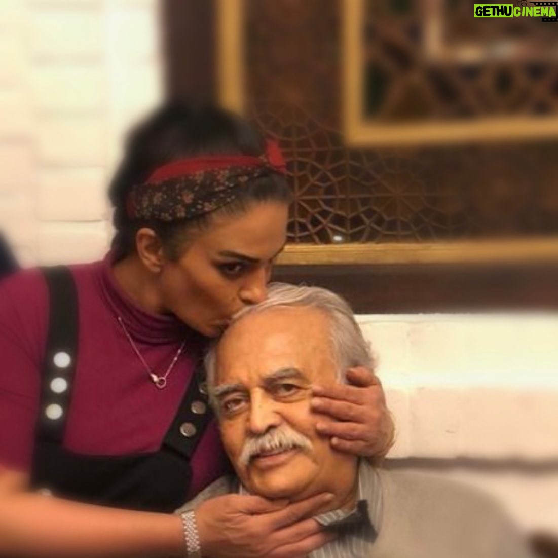 Sara Khoeniha - 34K Likes - پدرم هنوز فرزندان ه تو با یاد شیرین ه سخن های تو ایام میگذرانند ....❤️🖤