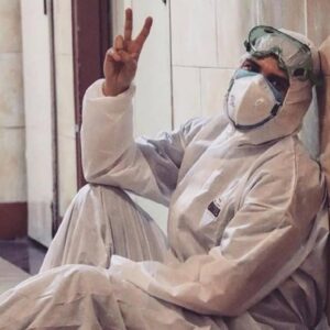 Sara Khoeniha Instagram - اگرچه همه ی ما این روزها خسته و دلتنگ و نگران و ...هستیم و البته که افراد زیادی هستند که غیر از پزشکان و پرستاران و کادر درمانی بیمارستان ها به اجبار و بخاطر سرویس دهی به مردم همچنان در محل کارهایشان حضور دارند و حتی تعطیلات نوروزی هم نداشتند ! 
اما 
باز هم حال و احوالات کادر درمان چیز دیگریست ! از پزشکان گرفته تا نگهبان بیمارستان ها و عزیزانی که مسئول نظافت هستند همه و همه چندین برابر همه ی ما استرس و نگرانی و خستگی و دوری و دلتنگی از عزیزانشان را به جان میخرند ! 
امروز ۱۶ ام فروردین است و تعطیلات رسمی به پایان رسیده ،حالا که همچنان خیلی از مردم مجبورند باز هم بیرون از خانه باشند و برای من و شما زحمت بکشند ،حالا که خیلی ها توان مالی کافی برای خانه نشین شدن را ندارند و حالا که تا اینجای داستان را پشت به پشت هم ایستادیم از اینجا به بعد هم ادامه دهیم ! اگر تنها کاری که از ما برمیاید خانه ماندن است ،حتما #در_خانه_بمانیم و سایر کمک ها را مثل خرید لوازم مورد نیاز بهداشتی برای بیمارستان ها یا تقبل کردن هزینه های یک خانواده ی نیازمند و بیکار و یا نگرفتن اجاره از مستاجر و هزاران راه دیگر هر کدام بدون توقع از دیگری و فکر اینکه بقیه وظیفه دارند و ما نداریم ،انجام دهیم .خوب میدانیم از ما چه کاری ساخته است پس دست در دست هم دهیم به مهر و باور کنیم که همگی سهیم هستیم 🙏🏻♥️🙏🏻
#همچنان_درخانه_میمانیم 
#از_هر_کمکی_دریغ_نمیکنیم
#پزشکان_پرستاران_متشکریم 
#بهیاران_همپای_پرستاران 
#کرونا 
#کرونا_ایران 
#قوی_بمانیم