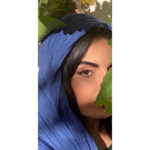 Sara Khoeniha Instagram - همیشه درخت مُو من رو از لحظه ی حال به بی دغدغه ترین دوران میبره ،به کودکی !
امروز هم وسط ظهر داغ جمعه ،سیاه مست سایه ی این تاک شدم