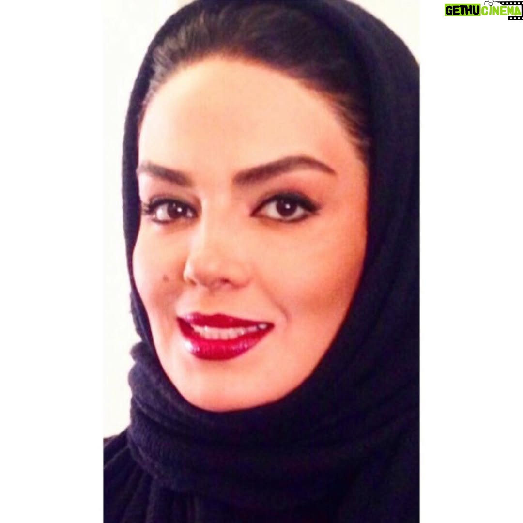 Sara Khoeniha - 23.6K Likes - دوستان و همراهان عزیز :
از انجایی که در طول سی سال فعالیت ام اصولا از حواشی به دور بوده ام و علاقه ای هم به حاشیه سازی نداشته و ندارم 
پس از دیدن خبری که با استفاده از عکس استوری بنده گذاشته شده بود ،ترجیح میدادم سکوت کنم که اصولا ایجاد همهمه کار من نیست 
ولی نیاز پیدا شد توضیحاتی رو خدمت شما اعلام کنم !
عکسی که در استوری مشاهده کردین بدون هیچ قصد و نیتی گذاشته شد و هرگونه خبر در رابطه با کشف حجاب و مهاجرت به خارج از کشور را تکذیب میکنم !
سارا خوئینی ها 
۱۰ اسفند ماه ۱۳۹۹