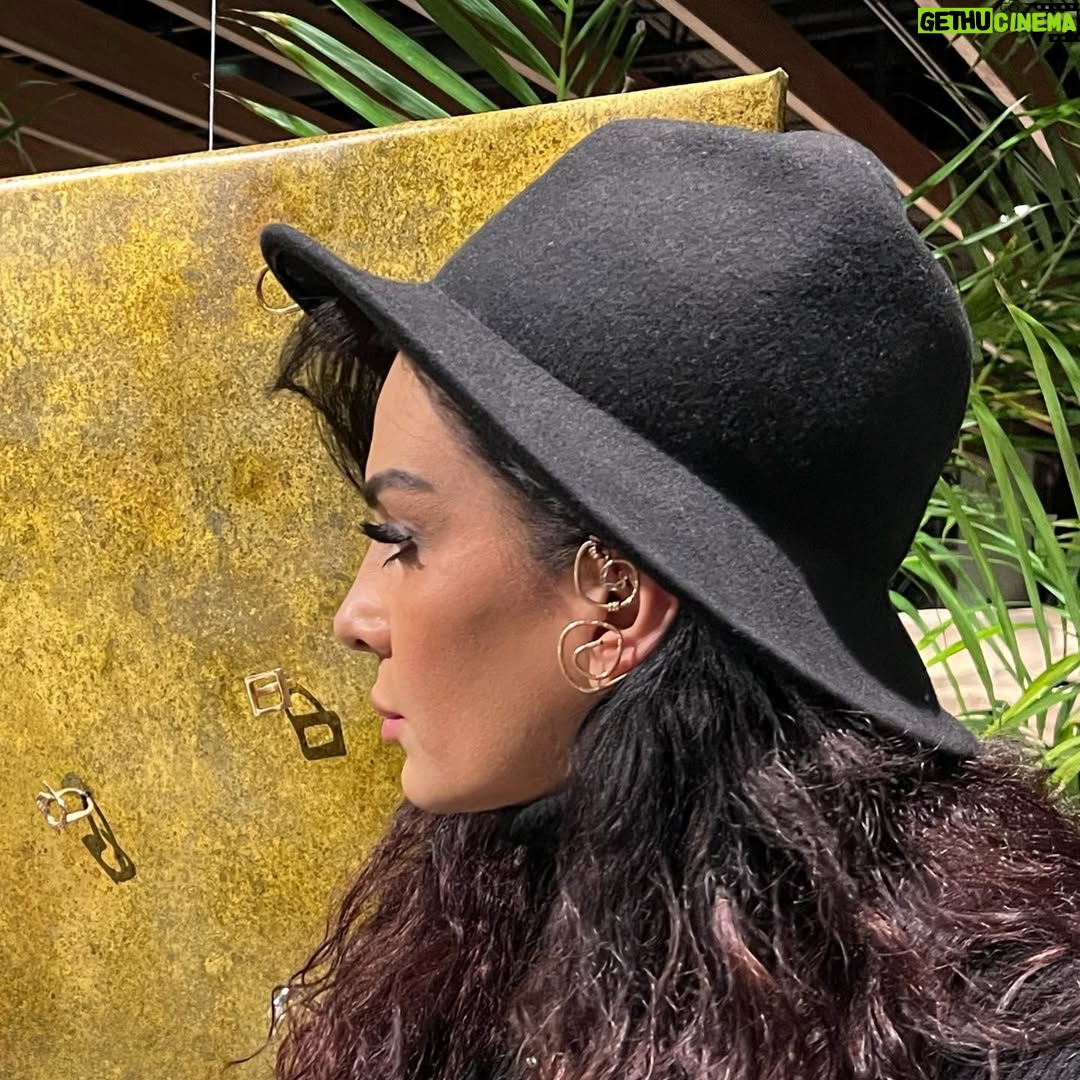 Sara Khoeniha - 15.7K Likes - چون بُوَد اصل گوهری قابل 
تربیت را در او اثر باشد 
هیچ صیقل نکو نداند کرد 
آهنی را که بدگُهر باشد !

گوشواره از مجموعه ی دست ساز همراز هنرمندم 👌✨