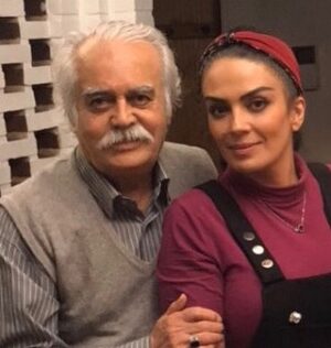 Sara Khoeniha Instagram - خوب بودنِ زیاد تو ،بی مهری آدم ها رو برام پر رنگ تر می‌کرد ....مردانگی رو خوب بلد بودی ،تکیه گاه امنی بودی در هر زمان برای من و تمام اطرافیانت !
چنان بی پروا محبت میکردی که ناگزیر بودیم معرفت رو از تو یادبگیریم .
خوشا به سعادت تو که قدرت انسان ماندن رو داشتی و دلی از تو آزرده نشد ....ولی از امشب دلم از جای خالی ات تا ابد بی تاب است ،میدانم یک روز میبینمت دوباره🙏🏻♥️🖤🙏🏻 سفر به سلامت پدرم 
#لعنت_بر_کرونا 
#عشق
#پدر
#دلتنگی