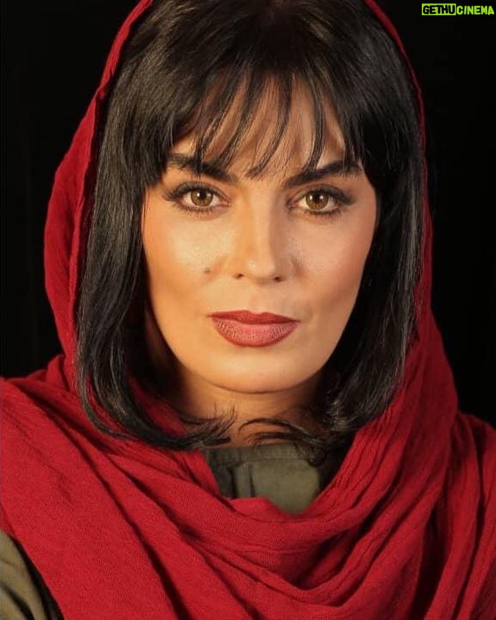 Sara Khoeniha - 27.4K Likes - زمستون هم اگرچه امسال خیلی رنگ و بوی زمستون نداشت اما داره تموم میشه ،خاصیت فصل ها شاید همین باشه که خوب و بد زندگی رو بالاخره میگذرونیم و امید داریم که فصل جدیدی در راهه ....سالی که داریم تموم میکنیم برای هیچ کدوم از ما بی دغدغه و راحت نبود اما بهار بدون صبر سر موقع از راه میرسه و دلخوشیم به نو شدن ها 🙏🏻🌱💚🙏🏻دوستتون دارم 
#اخرین _روزهای_اسفند
#تست_گریم
#در_انتظار_بهار 
#خسته_از_کرونا
#سارا_خوئینی_ها