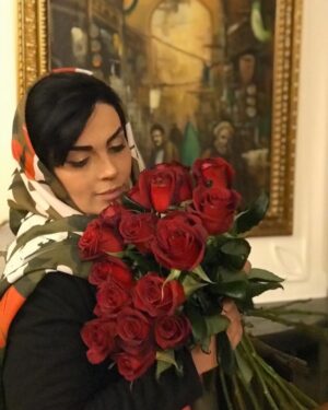 Sara Khoeniha Instagram - رفاقت های قدیمی  یکی از با ارزش ترین داشته های ما آدم هاست و من چقدر از داشتنت خوشحالم ....ممنونم از هدیه زیبات 🙏🏻♥️ @rahelehslmm 
#رفیق_جان