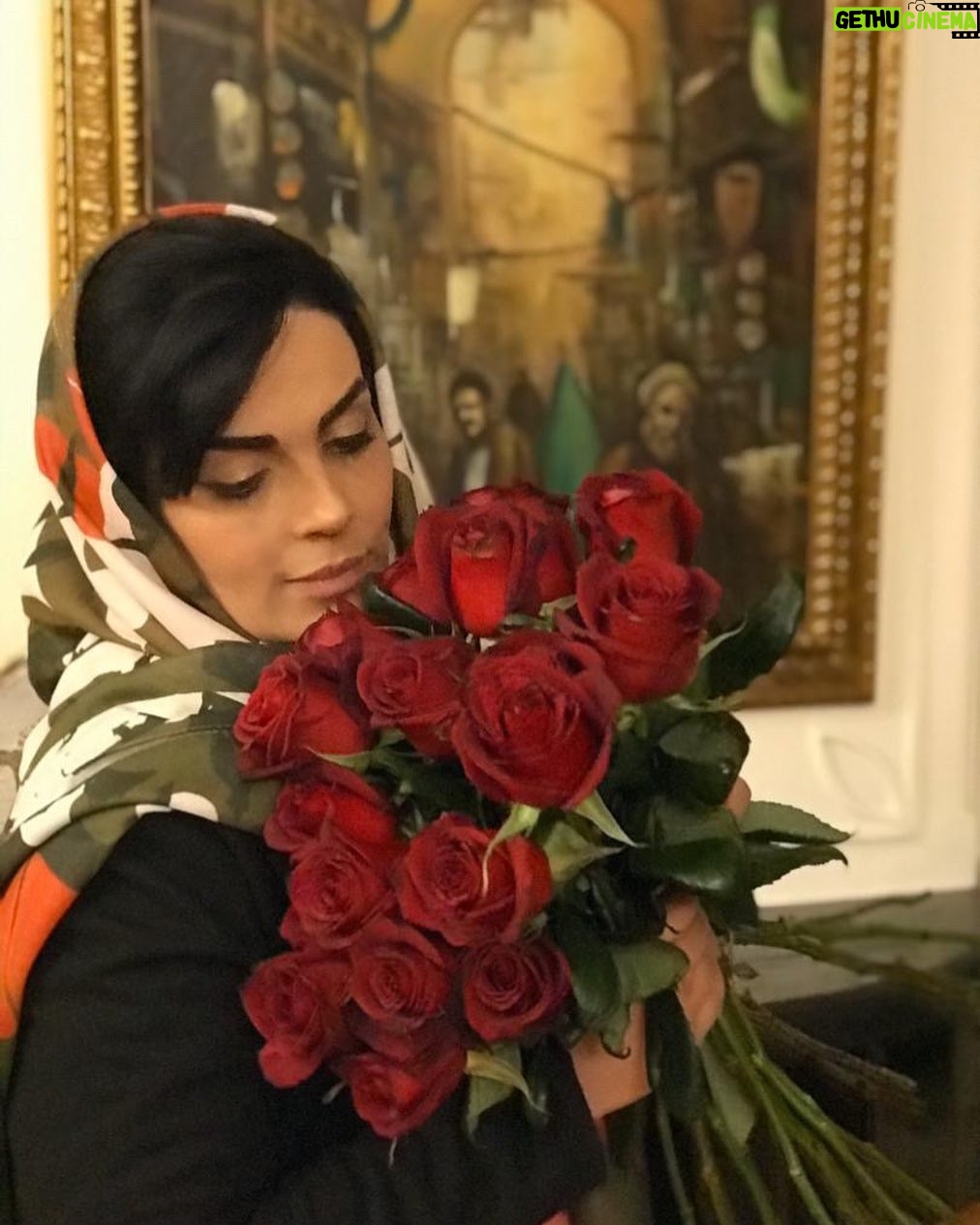 Sara Khoeniha - 17.2K Likes - رفاقت های قدیمی  یکی از با ارزش ترین داشته های ما آدم هاست و من چقدر از داشتنت خوشحالم ....ممنونم از هدیه زیبات 🙏🏻♥️ @rahelehslmm 
#رفیق_جان