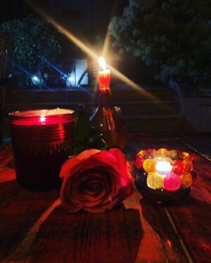 Sara Khoeniha Instagram - برای آزاده نامداری مینویسم و تمام انسان هایی که جوان هستند و میمیرند ،تمام کسانی که مادر هستند و کودکانشان تنها میشوند و تمام مادرانی که مرگ فرزند جوانشان داغدارشان میکند ! 
خداوند به خانواده ایشان صبر بدهد که از شنیدن این خبر عمیقا متاثر و غمگین شدم ! اینکه عده ای از ما حتی با کسی که از بین ما رفته است شوخی میکنیم و یا شخصیتش را به قضاوت مینشینیم واقعا عجیب است ! اما قطعا هرکسی که انسان باشد از رفتن ها قلبش به درد می آید ! 
و در نهایت تنها چیزی که در ذهنم مرور میشود این است :دنیا بی ارزش تر از آن است که با هم مهربان نباشیم ....
روحش شاد و یادش گرامی 🙏🏻😞