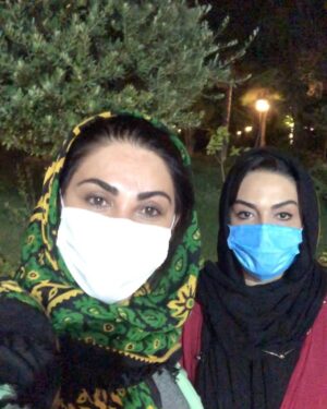 Sara Khoeniha Instagram - این ویدئو  پشت صحنه ی فیلمی که من و لاله داشتیم براتون میگرفتیمه ،خواستم تو این شرایط که هیچ کدوم دل و دماغی برامون نمونده یکم حالتون عوض بشه و خنده روی لباتون بیاد وبگم لاله ی خوشگلم زود خوب بشی الهی 🙏🏻♥️🌷

#پروتکل_های_بهداشتی_را_رعایت_کنیم 
#همچنان_ماسک_بزنیم 
@laleheskandari