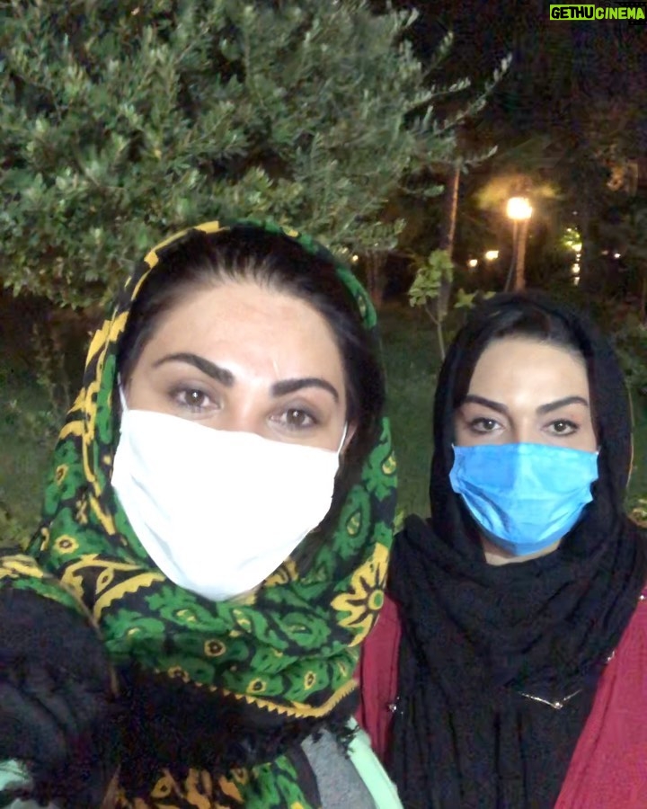 Sara Khoeniha - 15K Likes - این ویدئو  پشت صحنه ی فیلمی که من و لاله داشتیم براتون میگرفتیمه ،خواستم تو این شرایط که هیچ کدوم دل و دماغی برامون نمونده یکم حالتون عوض بشه و خنده روی لباتون بیاد وبگم لاله ی خوشگلم زود خوب بشی الهی 🙏🏻♥️🌷

#پروتکل_های_بهداشتی_را_رعایت_کنیم 
#همچنان_ماسک_بزنیم 
@laleheskandari