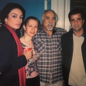 Sara Khoeniha Instagram - بعضی هنرمندان در ذات خودشون بزرگ هستن و این بزرگی چیزی نیست که با به دست آوردن جایگاهی از یادشون بره ،واژه ی هنرمند اونقدر به جانشون اندازه است که آدم کیف می‌کنه !
جعفر پناهی از آن دسته است ، بی ادعا و متواضع که وقتی اون رو میبینی میفهمی چرا تمام دنیا دوستش دارند و از آثارش قدردان هستند ! 
امروز با دیدن این عکس قدیمی که شیدای عزیز دوست خوبم برام فرستاد به تفاوت بین هنرمندانی مثل جعفر پناهی و اون هایی که پر از جوش و خروش هستند خیلی فکر کردم ! شاید علت ماندگاری یاد و نام بعضی ها همین باشه که هرچقدر پر بار تر ، افتاده تر هستند ! 
عکس مربوط به  جشنواره ی فیلم استکهلم در کنار جعفر پناهی عزیز و اسفندیار منفرد زاده عزیز و شیدای عزیزم است 🙏🏻