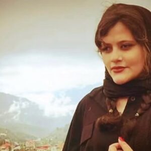Sara Khoeniha Instagram - فقط جان یک انسان ،یک جوان بی گناه و پر آرزو نیست که تباه شد،
قلب یک خانواده مچاله شده و قلب همه ی ما که هرکداممان مادر ،پدر،خواهر و برادر کسی هستیم ،هرکداممان هموطن هستیم ! فقط این روزها نا و نوایی برایمان نمانده بس که شریک غم های یکدیگر شدیم …اما همدردیم که این دردها اصلا خصوصی نیستند
ما همه یکی هستیم ،همه باهم هستیم 
#مهسا_امینی