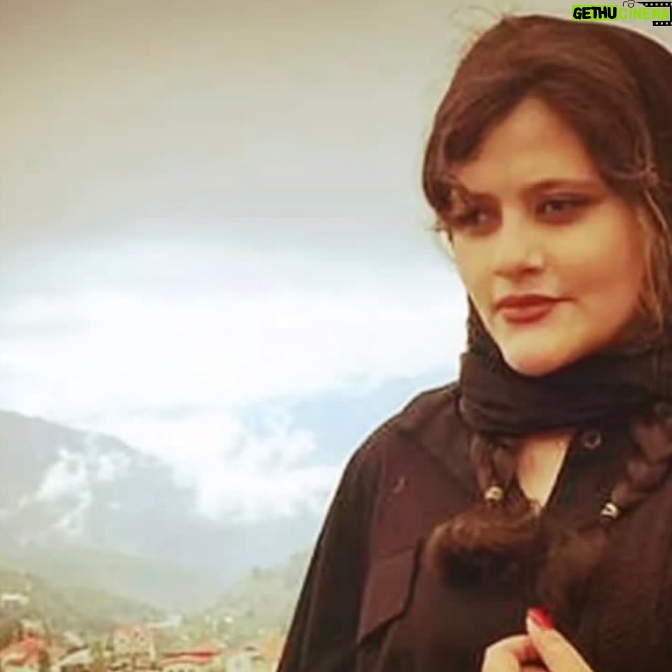 Sara Khoeniha - 36.8K Likes - فقط جان یک انسان ،یک جوان بی گناه و پر آرزو نیست که تباه شد،
قلب یک خانواده مچاله شده و قلب همه ی ما که هرکداممان مادر ،پدر،خواهر و برادر کسی هستیم ،هرکداممان هموطن هستیم ! فقط این روزها نا و نوایی برایمان نمانده بس که شریک غم های یکدیگر شدیم …اما همدردیم که این دردها اصلا خصوصی نیستند
ما همه یکی هستیم ،همه باهم هستیم 
#مهسا_امینی