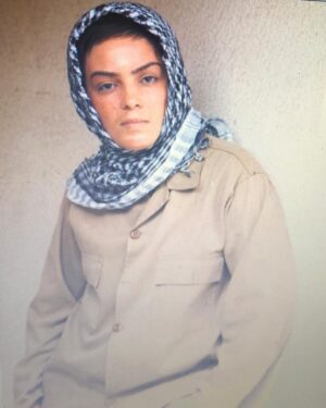 Sara Khoeniha Instagram - یکی از نقش هایی که بسیار دوستش میداشتم و براش بسیار زحمت کشیدم ،حاج مریم در فیلم سینمایی ‘’زم هریز’’ کاری از علی روئین تن عزیز بود که متاسفانه هرگز اکران نشد و همچنان در دسته ی فیلم های توقیفی باقی مونده ! سرنوشت غم انگیز فیلم هایی که توقیف می‌شوند دست افرادیست که با سلیقه ‌‌و میل شخصی اشان راجع به آثار نظر می‌دهند و شاید هرگز نمیدانند که هر فیلمی می‌تواند مخاطب خاص خودش را داشته باشد و معیار ما برای خوب یا بد بودنش نباید تحمیل سلیقه ی شخصی باشد ! شاید نمیدانند که هنر در هر شاخه ای که باشد بدون مرز است و توقیف آن تنها زحمت عده ای را نابود می‌کند ....به امید روزی که تمام فیلم های توقیفی بدون کم و کاست در اختیار مخاطبان خودشان قرار بگیرند ♥️🙏🏻 طراح این گریم زیبا مهرداد میرکیانی عزیز بود 
#سارا_خوئینی_ها 
#علی_روئین_تن 
#زم_هریز
#فیلم_های_توقیفی 
#مهرداد_میرکیانی