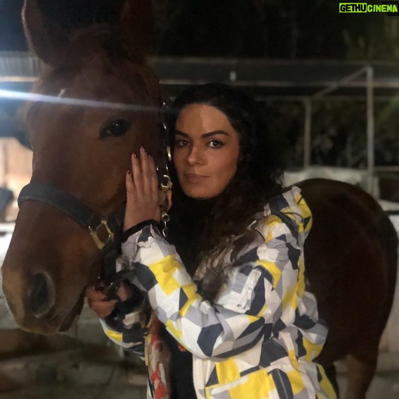 Sara Khoeniha - 16.6K Likes - چه فرقی می‌کند جهان در سر تو چگونه میگذرد و در سر من چگونه ؟ همه ی ما زاده ی یک جهانیم و زیباترین دیدگاه برای کودکان است که جهان را بدون مرز و بدون درک از تفاوت هایمان سیر میکنند ...♥️🙏🏻