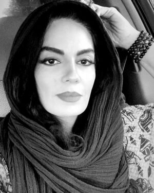 Sara Khoeniha Instagram - امروز ۱۷ مرداد روز خبرنگاره و من پشت فرمون تو ترافیک و شلوغی های پر سر و صدای این شهر داشتم فکر میکردم عکسی از خبرنگاران جوانی بزارم که همین چندوقت پیش در اثر سهل انگاری یه عده آدم غیر مسئول اتوبوسشون تصادف کرد و از بین رفتند ! بعد فکر کردم به اندازه کافی هر روز که چشم باز میکنیم عکس یک جوون و یک آشنا و یک عزیز و یک دوست رو میبینیم که کرونا گرفته و اونم بخاطر بی کفایتیه یه عده آدم غیر مسئول دیگه تلف شده ! این وسط اخبار بد هم که شده روتین روزانه ی هممون ……ولی دوست دارم یاد کنم از تمام خبرنگاران زحمت کش و دلسوزی که برای این مملکت تلاش کردند و میکنند مخصوصا اون هایی که دیگه بین ما نیستند ! 
کاش یکم خبرهای خوش به دستشون برسه ،که چقدر این روزها تشنه ی خبرهای خوبیم …
#روز_خبرنگار 
#روز_خبرنگار_مبارک 
#واکسن_چی_شد 
#سارا_خوئینی_ها