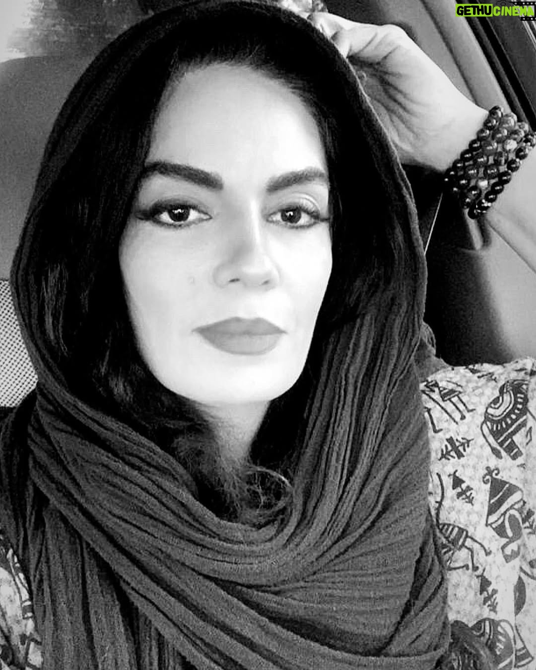 Sara Khoeniha - 19.5K Likes - امروز ۱۷ مرداد روز خبرنگاره و من پشت فرمون تو ترافیک و شلوغی های پر سر و صدای این شهر داشتم فکر میکردم عکسی از خبرنگاران جوانی بزارم که همین چندوقت پیش در اثر سهل انگاری یه عده آدم غیر مسئول اتوبوسشون تصادف کرد و از بین رفتند ! بعد فکر کردم به اندازه کافی هر روز که چشم باز میکنیم عکس یک جوون و یک آشنا و یک عزیز و یک دوست رو میبینیم که کرونا گرفته و اونم بخاطر بی کفایتیه یه عده آدم غیر مسئول دیگه تلف شده ! این وسط اخبار بد هم که شده روتین روزانه ی هممون ……ولی دوست دارم یاد کنم از تمام خبرنگاران زحمت کش و دلسوزی که برای این مملکت تلاش کردند و میکنند مخصوصا اون هایی که دیگه بین ما نیستند ! 
کاش یکم خبرهای خوش به دستشون برسه ،که چقدر این روزها تشنه ی خبرهای خوبیم …
#روز_خبرنگار 
#روز_خبرنگار_مبارک 
#واکسن_چی_شد 
#سارا_خوئینی_ها