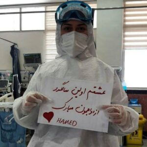 Sara Khoeniha Instagram - اگرچه همه ی ما این روزها خسته و دلتنگ و نگران و ...هستیم و البته که افراد زیادی هستند که غیر از پزشکان و پرستاران و کادر درمانی بیمارستان ها به اجبار و بخاطر سرویس دهی به مردم همچنان در محل کارهایشان حضور دارند و حتی تعطیلات نوروزی هم نداشتند ! 
اما 
باز هم حال و احوالات کادر درمان چیز دیگریست ! از پزشکان گرفته تا نگهبان بیمارستان ها و عزیزانی که مسئول نظافت هستند همه و همه چندین برابر همه ی ما استرس و نگرانی و خستگی و دوری و دلتنگی از عزیزانشان را به جان میخرند ! 
امروز ۱۶ ام فروردین است و تعطیلات رسمی به پایان رسیده ،حالا که همچنان خیلی از مردم مجبورند باز هم بیرون از خانه باشند و برای من و شما زحمت بکشند ،حالا که خیلی ها توان مالی کافی برای خانه نشین شدن را ندارند و حالا که تا اینجای داستان را پشت به پشت هم ایستادیم از اینجا به بعد هم ادامه دهیم ! اگر تنها کاری که از ما برمیاید خانه ماندن است ،حتما #در_خانه_بمانیم و سایر کمک ها را مثل خرید لوازم مورد نیاز بهداشتی برای بیمارستان ها یا تقبل کردن هزینه های یک خانواده ی نیازمند و بیکار و یا نگرفتن اجاره از مستاجر و هزاران راه دیگر هر کدام بدون توقع از دیگری و فکر اینکه بقیه وظیفه دارند و ما نداریم ،انجام دهیم .خوب میدانیم از ما چه کاری ساخته است پس دست در دست هم دهیم به مهر و باور کنیم که همگی سهیم هستیم 🙏🏻♥️🙏🏻
#همچنان_درخانه_میمانیم 
#از_هر_کمکی_دریغ_نمیکنیم
#پزشکان_پرستاران_متشکریم 
#بهیاران_همپای_پرستاران 
#کرونا 
#کرونا_ایران 
#قوی_بمانیم