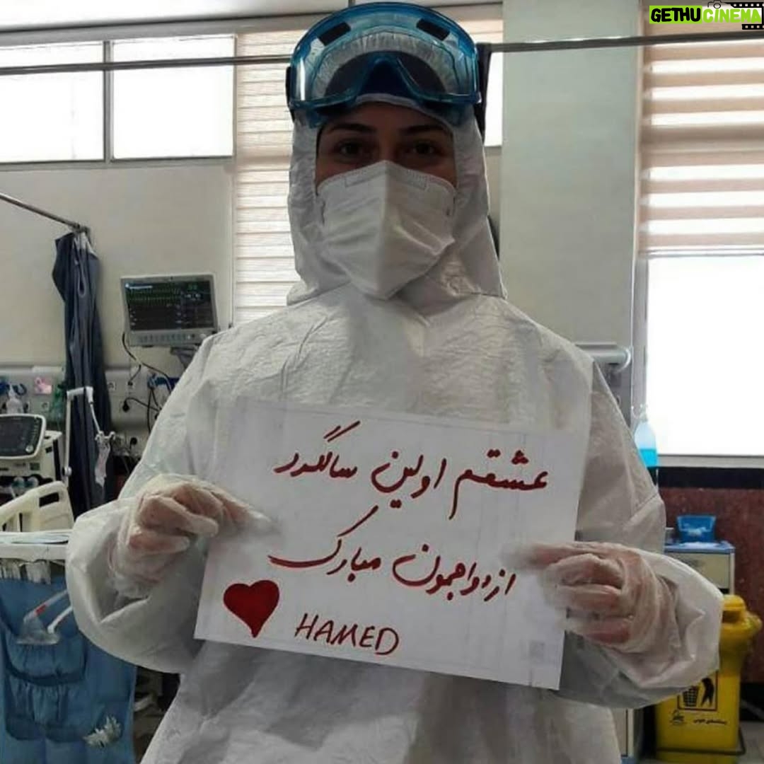 Sara Khoeniha - 20.9K Likes - اگرچه همه ی ما این روزها خسته و دلتنگ و نگران و ...هستیم و البته که افراد زیادی هستند که غیر از پزشکان و پرستاران و کادر درمانی بیمارستان ها به اجبار و بخاطر سرویس دهی به مردم همچنان در محل کارهایشان حضور دارند و حتی تعطیلات نوروزی هم نداشتند ! 
اما 
باز هم حال و احوالات کادر درمان چیز دیگریست ! از پزشکان گرفته تا نگهبان بیمارستان ها و عزیزانی که مسئول نظافت هستند همه و همه چندین برابر همه ی ما استرس و نگرانی و خستگی و دوری و دلتنگی از عزیزانشان را به جان میخرند ! 
امروز ۱۶ ام فروردین است و تعطیلات رسمی به پایان رسیده ،حالا که همچنان خیلی از مردم مجبورند باز هم بیرون از خانه باشند و برای من و شما زحمت بکشند ،حالا که خیلی ها توان مالی کافی برای خانه نشین شدن را ندارند و حالا که تا اینجای داستان را پشت به پشت هم ایستادیم از اینجا به بعد هم ادامه دهیم ! اگر تنها کاری که از ما برمیاید خانه ماندن است ،حتما #در_خانه_بمانیم و سایر کمک ها را مثل خرید لوازم مورد نیاز بهداشتی برای بیمارستان ها یا تقبل کردن هزینه های یک خانواده ی نیازمند و بیکار و یا نگرفتن اجاره از مستاجر و هزاران راه دیگر هر کدام بدون توقع از دیگری و فکر اینکه بقیه وظیفه دارند و ما نداریم ،انجام دهیم .خوب میدانیم از ما چه کاری ساخته است پس دست در دست هم دهیم به مهر و باور کنیم که همگی سهیم هستیم 🙏🏻♥️🙏🏻
#همچنان_درخانه_میمانیم 
#از_هر_کمکی_دریغ_نمیکنیم
#پزشکان_پرستاران_متشکریم 
#بهیاران_همپای_پرستاران 
#کرونا 
#کرونا_ایران 
#قوی_بمانیم