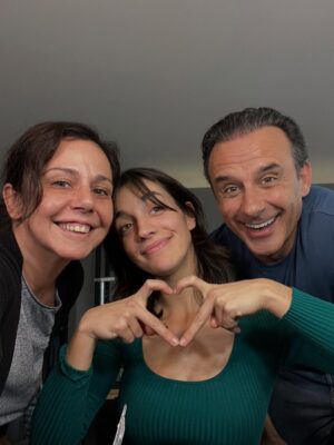 Sara Norte Instagram - 44.
Que viagem.
O sonho começou em 2021 quando o Pedro Barbosa me enviou uma mensagem no insta a dizer que ia fazer uma série baseada na minha história e a perguntar se eu queria fazer parte:não pensei duas vezes.
O Pedro bateu a todas as portas,lutou por este projecto como ninguém.
Juntos com a @coraleuropa e com a @sicoficial concorremos ao ICA.
Perdemos o primeiro ano mas no fim de 2024 recebemos a notícia que finalmente a série ia para a frente.Fiquei como consultora do projecto.
Foram muitas horas de entrevistas com o Pedro.Algumas mais emotivas outras de gargalhadas.
Quando recebi a resposta que poderia fazer o papel inspirado na minha Mãe,sabia a imensa responsabilidade que carregava e espero ter estado à altura desta Mulher que apesar de todos as más escolhas que teve na Vida ,esteve sempre comigo e tinha muito orgulho em Mim.
Para este papel perdi 15kgs com a ajuda da @pt_joana.andrade @aquafitness.pt e @marmitando_portugal e tive ensaios por conta própria com a querida @patricia.c.resende
Obrigada @_barbarabranco_ por tanto.
Que talento.
É uma honra ser representada por ti.
Obrigada @o_unas por seres único.
Obrigada equipa(todos os sectores).
Falámos aqui de coisas muito duras mas o ambiente era tão bom fora de cena que venho mesmo confortada de amor e carinho.
Deram o litro todos os dias e estou tremendamente agradecida.
Levo os para a Vida.
Obrigada @p.barbosadasilva por teres escrito o sonho da minha Vida e pelo teu trabalho brilhante.
És um autor do camandro.
Obrigada coral e Sic.
Obrigada também a todos os actores que participaram e que deram tudo.( @jomonteirocasting ❤️)
E brevemente a nossa série estará nas vossas televisões.
❤️Acabo hoje as filmagens.
Às vezes o sonho torna se realidade