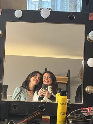 Sara Norte Instagram - 44.
Que viagem.
O sonho começou em 2021 quando o Pedro Barbosa me enviou uma mensagem no insta a dizer que ia fazer uma série baseada na minha história e a perguntar se eu queria fazer parte:não pensei duas vezes.
O Pedro bateu a todas as portas,lutou por este projecto como ninguém.
Juntos com a @coraleuropa e com a @sicoficial concorremos ao ICA.
Perdemos o primeiro ano mas no fim de 2024 recebemos a notícia que finalmente a série ia para a frente.Fiquei como consultora do projecto.
Foram muitas horas de entrevistas com o Pedro.Algumas mais emotivas outras de gargalhadas.
Quando recebi a resposta que poderia fazer o papel inspirado na minha Mãe,sabia a imensa responsabilidade que carregava e espero ter estado à altura desta Mulher que apesar de todos as más escolhas que teve na Vida ,esteve sempre comigo e tinha muito orgulho em Mim.
Para este papel perdi 15kgs com a ajuda da @pt_joana.andrade @aquafitness.pt e @marmitando_portugal e tive ensaios por conta própria com a querida @patricia.c.resende
Obrigada @_barbarabranco_ por tanto.
Que talento.
É uma honra ser representada por ti.
Obrigada @o_unas por seres único.
Obrigada equipa(todos os sectores).
Falámos aqui de coisas muito duras mas o ambiente era tão bom fora de cena que venho mesmo confortada de amor e carinho.
Deram o litro todos os dias e estou tremendamente agradecida.
Levo os para a Vida.
Obrigada @p.barbosadasilva por teres escrito o sonho da minha Vida e pelo teu trabalho brilhante.
És um autor do camandro.
Obrigada coral e Sic.
Obrigada também a todos os actores que participaram e que deram tudo.( @jomonteirocasting ❤️)
E brevemente a nossa série estará nas vossas televisões.
❤️Acabo hoje as filmagens.
Às vezes o sonho torna se realidade