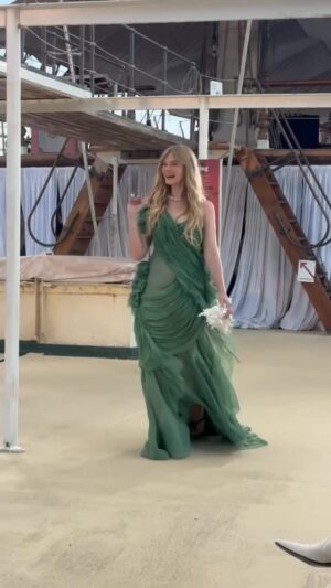 Sara Paxton Instagram - Hi, Aqua! @sara_paxton took to the runway for @tylermcgillivary’s spring ‘26 show with a conch shell in hand, naturally. 🐚

video: @tarigonzalez
