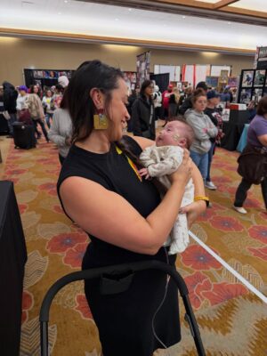 Sara Tomko Instagram - Albuquerque, you floored me with so many gifts today of affirmation, art, joy, abundance, Mango the flirty parrot and even Asta’s namesake, Asta Blu! Who survived the NICU🥹 and is already so strong.  I am so honored to be forever linked to you, sweet baby.  Thank you for a great con @abqcomcon You make me blush with love 🍭💫🌅🙏🏽✨
•••
Fit by @oxknitclothing 🌞🙏🏽