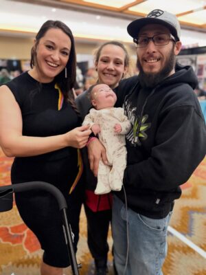 Sara Tomko Instagram - Albuquerque, you floored me with so many gifts today of affirmation, art, joy, abundance, Mango the flirty parrot and even Asta’s namesake, Asta Blu! Who survived the NICU🥹 and is already so strong.  I am so honored to be forever linked to you, sweet baby.  Thank you for a great con @abqcomcon You make me blush with love 🍭💫🌅🙏🏽✨
•••
Fit by @oxknitclothing 🌞🙏🏽