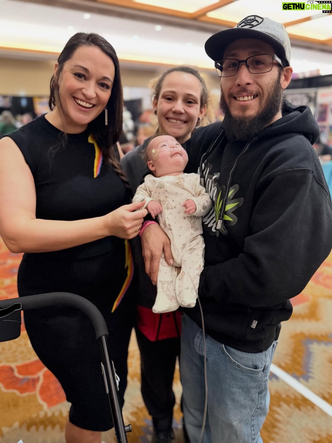 Sara Tomko - 4.4K Likes - Albuquerque, you floored me with so many gifts today of affirmation, art, joy, abundance, Mango the flirty parrot and even Asta’s namesake, Asta Blu! Who survived the NICU🥹 and is already so strong.  I am so honored to be forever linked to you, sweet baby.  Thank you for a great con @abqcomcon You make me blush with love 🍭💫🌅🙏🏽✨
•••
Fit by @oxknitclothing 🌞🙏🏽