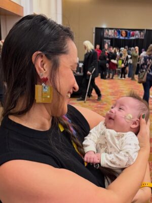 Sara Tomko Instagram - Albuquerque, you floored me with so many gifts today of affirmation, art, joy, abundance, Mango the flirty parrot and even Asta’s namesake, Asta Blu! Who survived the NICU🥹 and is already so strong.  I am so honored to be forever linked to you, sweet baby.  Thank you for a great con @abqcomcon You make me blush with love 🍭💫🌅🙏🏽✨
•••
Fit by @oxknitclothing 🌞🙏🏽