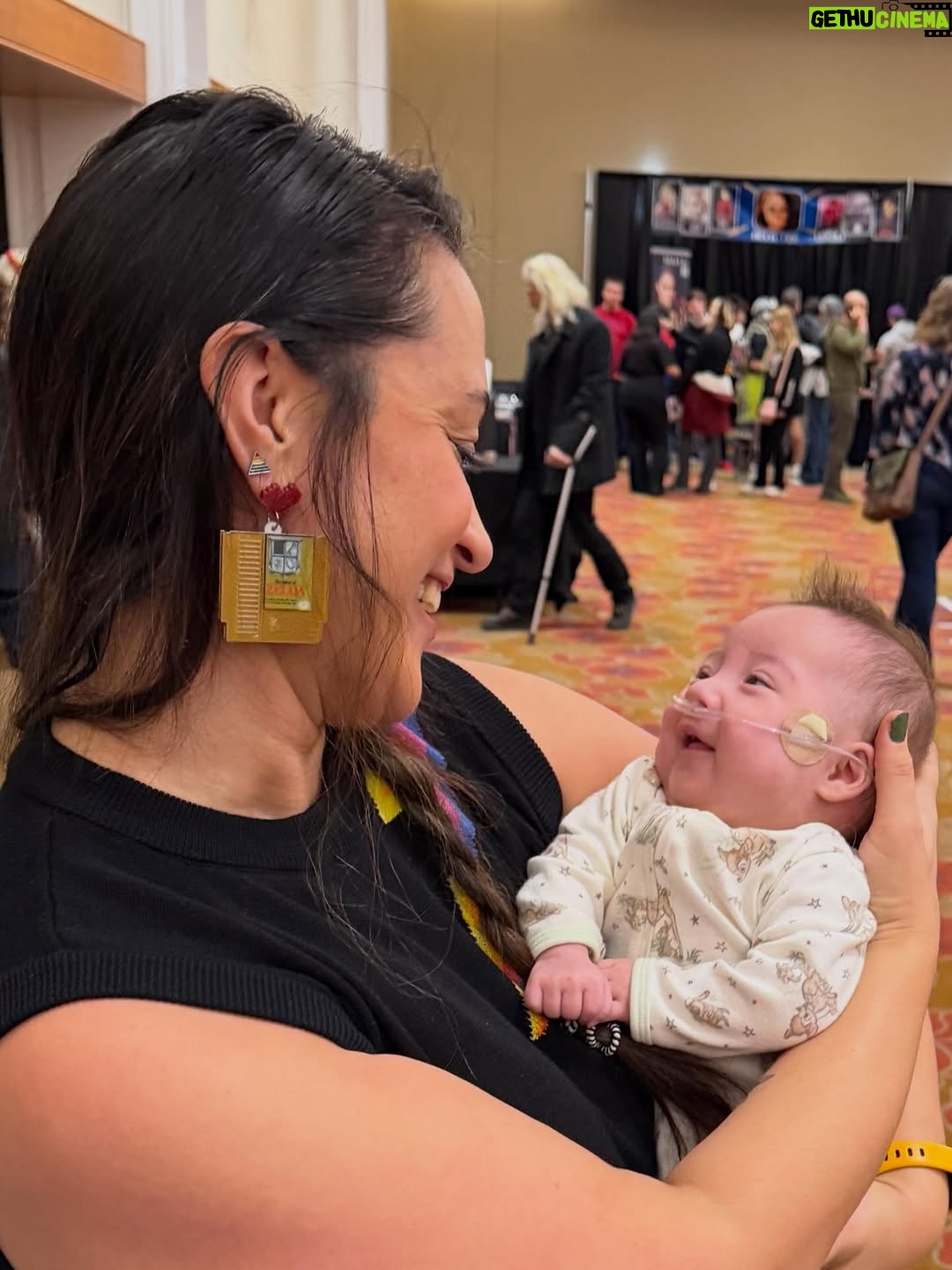 Sara Tomko - 4.4K Likes - Albuquerque, you floored me with so many gifts today of affirmation, art, joy, abundance, Mango the flirty parrot and even Asta’s namesake, Asta Blu! Who survived the NICU🥹 and is already so strong.  I am so honored to be forever linked to you, sweet baby.  Thank you for a great con @abqcomcon You make me blush with love 🍭💫🌅🙏🏽✨
•••
Fit by @oxknitclothing 🌞🙏🏽