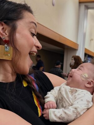 Sara Tomko Instagram - Albuquerque, you floored me with so many gifts today of affirmation, art, joy, abundance, Mango the flirty parrot and even Asta’s namesake, Asta Blu! Who survived the NICU🥹 and is already so strong.  I am so honored to be forever linked to you, sweet baby.  Thank you for a great con @abqcomcon You make me blush with love 🍭💫🌅🙏🏽✨
•••
Fit by @oxknitclothing 🌞🙏🏽