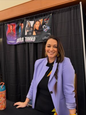 Sara Tomko Instagram - Albuquerque, you floored me with so many gifts today of affirmation, art, joy, abundance, Mango the flirty parrot and even Asta’s namesake, Asta Blu! Who survived the NICU🥹 and is already so strong.  I am so honored to be forever linked to you, sweet baby.  Thank you for a great con @abqcomcon You make me blush with love 🍭💫🌅🙏🏽✨
•••
Fit by @oxknitclothing 🌞🙏🏽