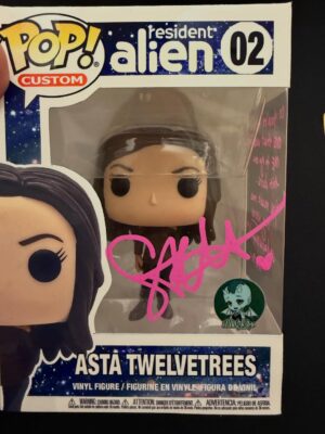 Sara Tomko Instagram - Albuquerque, you floored me with so many gifts today of affirmation, art, joy, abundance, Mango the flirty parrot and even Asta’s namesake, Asta Blu! Who survived the NICU🥹 and is already so strong.  I am so honored to be forever linked to you, sweet baby.  Thank you for a great con @abqcomcon You make me blush with love 🍭💫🌅🙏🏽✨
•••
Fit by @oxknitclothing 🌞🙏🏽